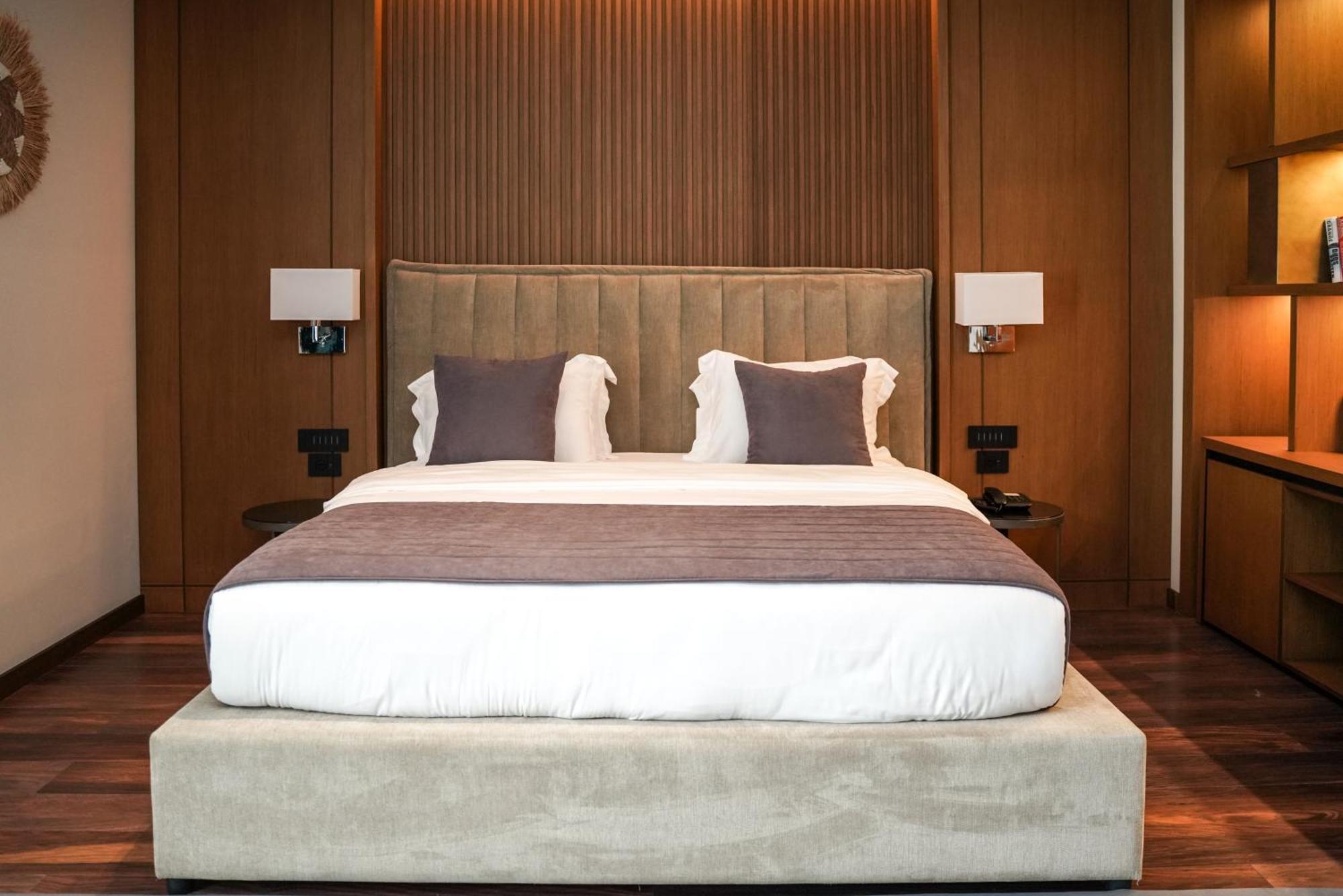 Supreme Hotel Golem  Bagian luar foto