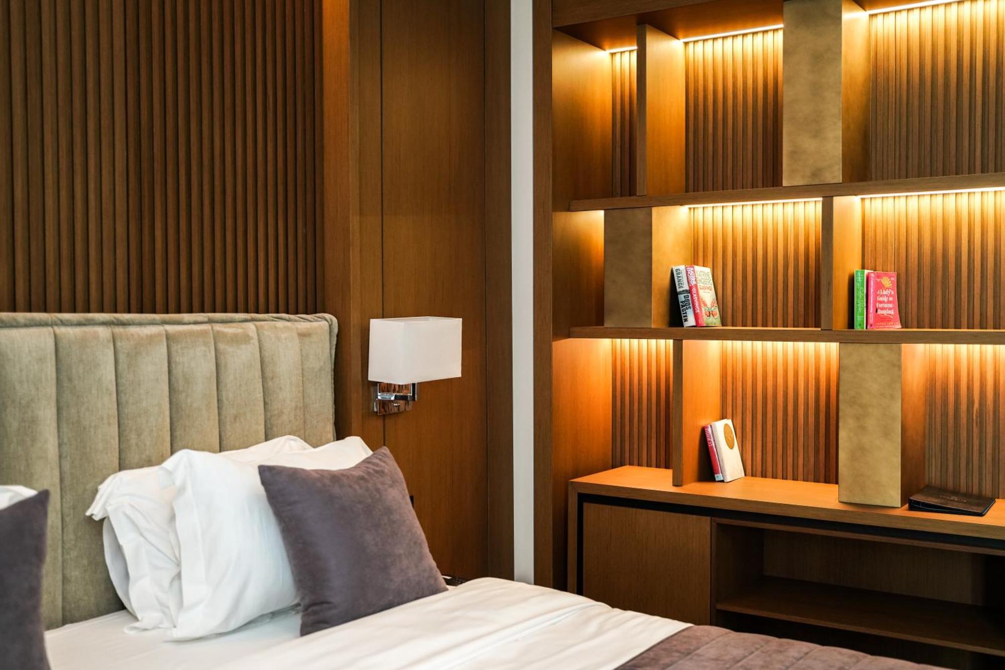 Supreme Hotel Golem  Bagian luar foto