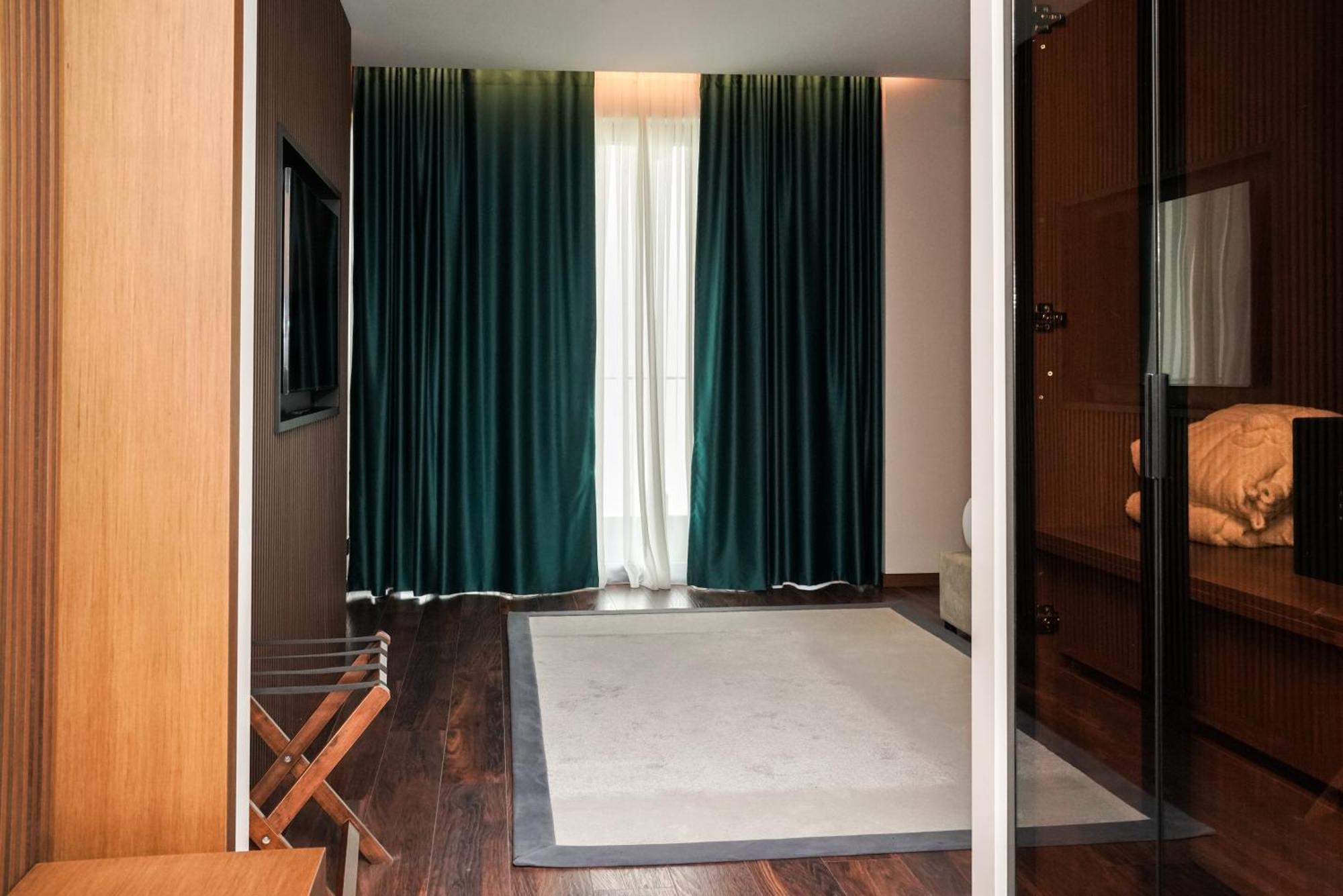 Supreme Hotel Golem  Bagian luar foto