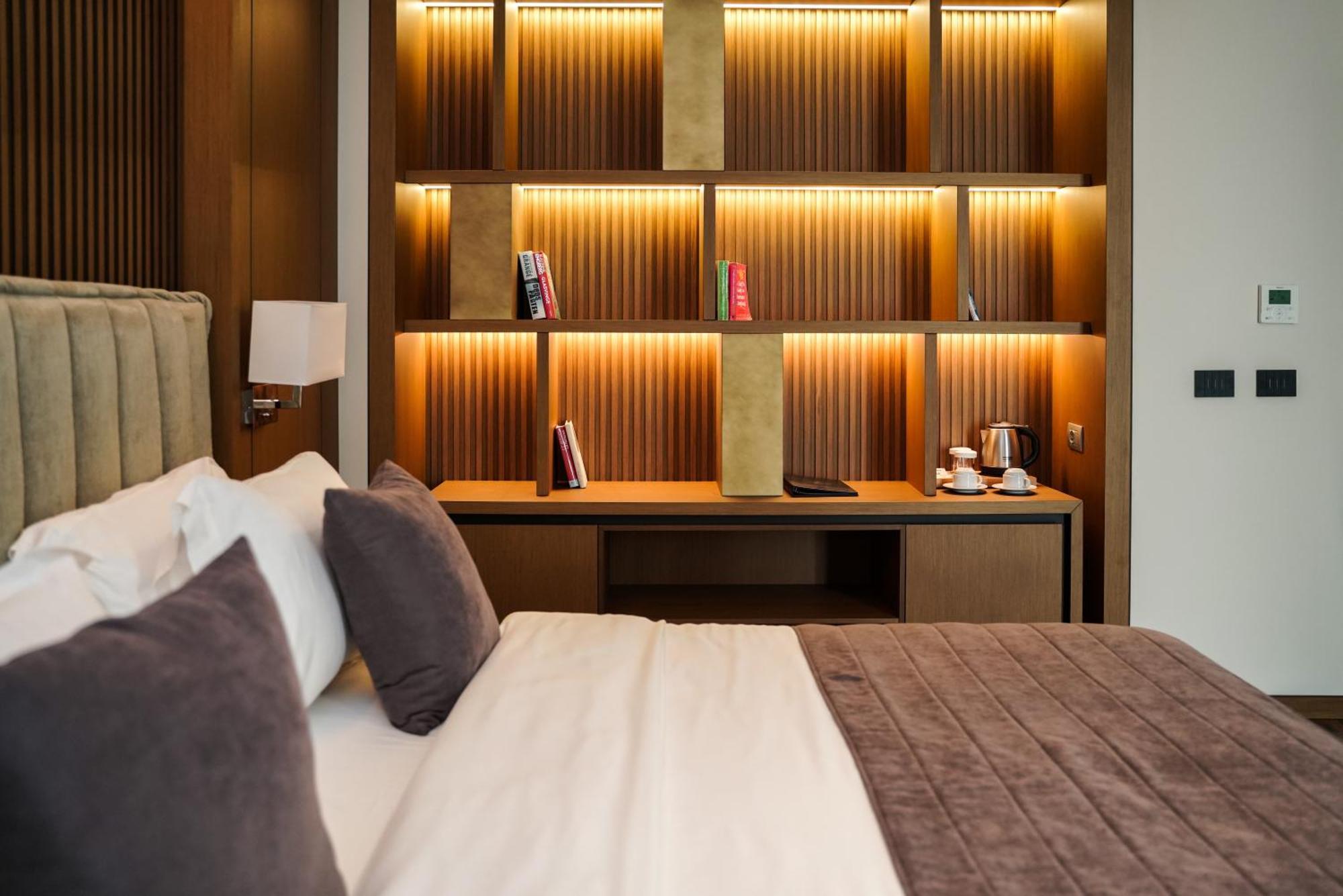 Supreme Hotel Golem  Bagian luar foto