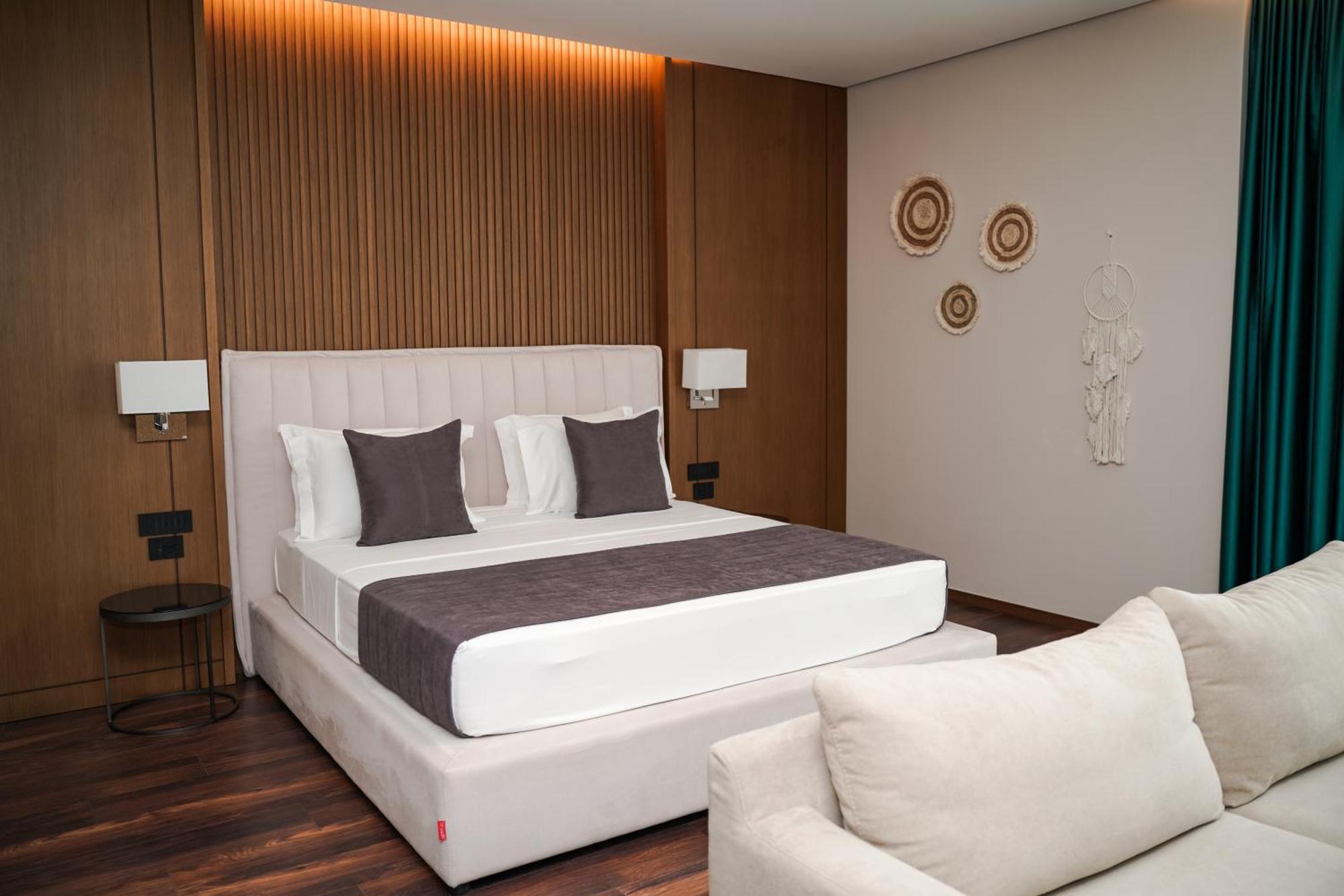Supreme Hotel Golem  Bagian luar foto